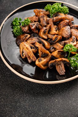 Mantarlar kızartılmış şampiyonlar sebzeler taze gurme yemek arka planı masadaki rustik yemekler fotokopi alanı keto ve paleo diyet vejetaryen ve vejetaryen yemekleri.