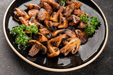 Mantarlar kızartılmış şampiyonlar sebzeler taze gurme yemek arka planı masadaki rustik yemekler fotokopi alanı keto ve paleo diyet vejetaryen ve vejetaryen yemekleri.