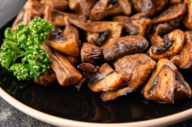 Mantarlar kızartılmış şampiyonlar sebzeler taze gurme yemek arka planı masadaki rustik yemekler fotokopi alanı keto ve paleo diyet vejetaryen ve vejetaryen yemekleri.