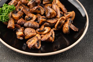 Mantarlar kızartılmış şampiyonlar sebzeler taze gurme yemek arka planı masadaki rustik yemekler fotokopi alanı keto ve paleo diyet vejetaryen ve vejetaryen yemekleri.