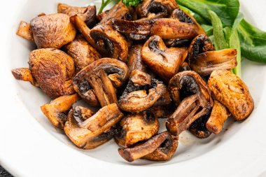 Mantarlar kızartılmış şampiyonlar sebzeler taze gurme yemek arka planı masadaki rustik yemekler fotokopi alanı keto ve paleo diyet vejetaryen ve vejetaryen yemekleri.