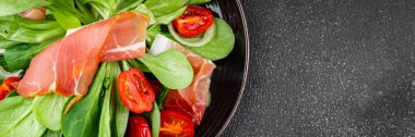 Jambon salatası jamon et sebzeler taze lezzetli gurme yemek arkaplanı masa rustik yemek üst görünüm fotokopi alanı