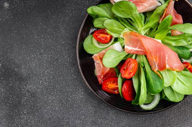 Jambon salatası jamon et sebzeler taze lezzetli gurme yemek arkaplanı masa rustik yemek üst görünüm fotokopi alanı