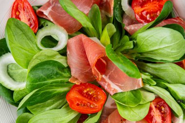 Jambon salatası jamon et sebzeler taze lezzetli gurme yemek arkaplanı masa rustik yemek üst görünüm fotokopi alanı