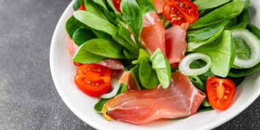 Jambon salatası jamon et sebzeler taze lezzetli gurme yemek arkaplanı masa rustik yemek üst görünüm fotokopi alanı