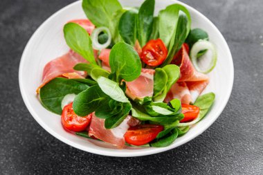 Jambon salatası jamon et sebzeler taze lezzetli gurme yemek arkaplanı masa rustik yemek üst görünüm fotokopi alanı
