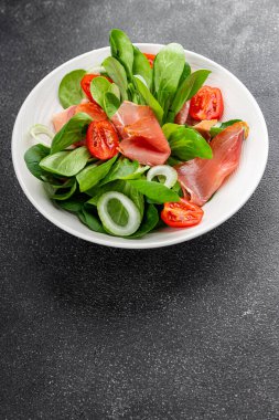 Jambon salatası jamon et sebzeler taze lezzetli gurme yemek arkaplanı masa rustik yemek üst görünüm fotokopi alanı