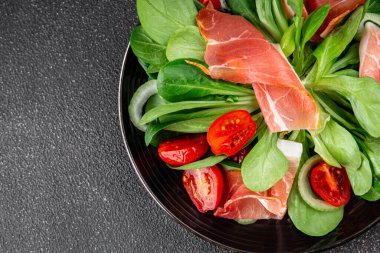 Jambon salatası jamon et sebzeler taze lezzetli gurme yemek arkaplanı masa rustik yemek üst görünüm fotokopi alanı
