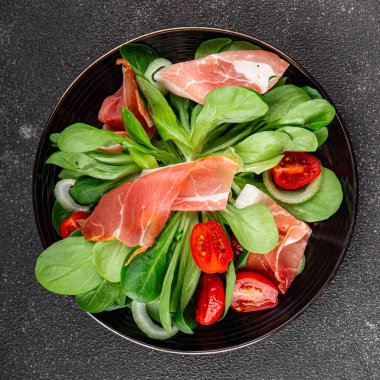 Jambon salatası jamon et sebzeler taze lezzetli gurme yemek arkaplanı masa rustik yemek üst görünüm fotokopi alanı