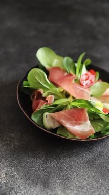 Jambon salatası jamon et sebzeler taze lezzetli gurme yemek arkaplanı masa rustik yemek üst görünüm fotokopi alanı