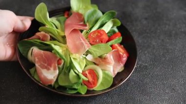 Jambon salatası jamon et sebzeler taze lezzetli gurme yemek arkaplanı masa rustik yemek üst görünüm fotokopi alanı