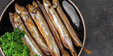 Tütsülenmiş kapelinli balık sprat sebzesi taze lezzetli gurme yemek arka planı masa rustik gıda üst görünümü fotokopi alanı pesseeter diyet