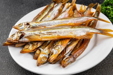 Tütsülenmiş kapelinli balık sprat sebzesi taze lezzetli gurme yemek arka planı masa rustik gıda üst görünümü fotokopi alanı pesseeter diyet