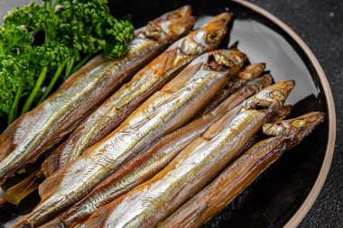 Tütsülenmiş kapelinli balık sprat sebzesi taze lezzetli gurme yemek arka planı masa rustik gıda üst görünümü fotokopi alanı pesseeter diyet