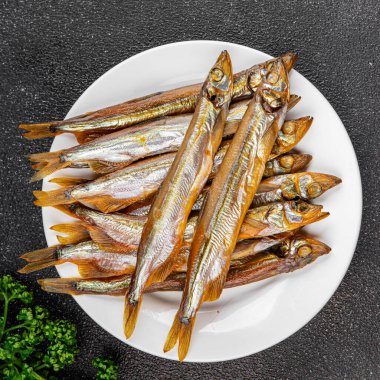 Tütsülenmiş kapelinli balık sprat sebzesi taze lezzetli gurme yemek arka planı masa rustik gıda üst görünümü fotokopi alanı pesseeter diyet
