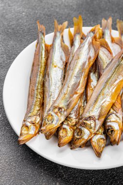Tütsülenmiş kapelinli balık sprat sebzesi taze lezzetli gurme yemek arka planı masa rustik gıda üst görünümü fotokopi alanı pesseeter diyet