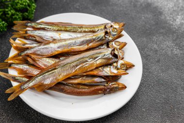 Tütsülenmiş kapelinli balık sprat sebzesi taze lezzetli gurme yemek arka planı masa rustik gıda üst görünümü fotokopi alanı pesseeter diyet