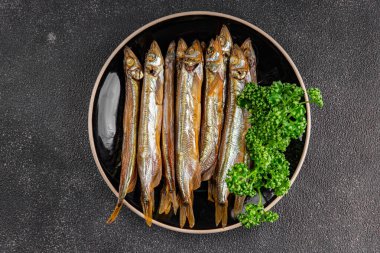 Tütsülenmiş kapelinli balık sprat sebzesi taze lezzetli gurme yemek arka planı masa rustik gıda üst görünümü fotokopi alanı pesseeter diyet