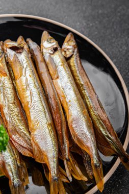 Tütsülenmiş kapelinli balık sprat sebzesi taze lezzetli gurme yemek arka planı masa rustik gıda üst görünümü fotokopi alanı pesseeter diyet