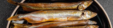 Tütsülenmiş kapelinli balık sprat sebzesi taze lezzetli gurme yemek arka planı masa rustik gıda üst görünümü fotokopi alanı pesseeter diyet
