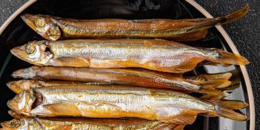 Tütsülenmiş kapelinli balık sprat sebzesi taze lezzetli gurme yemek arka planı masa rustik gıda üst görünümü fotokopi alanı pesseeter diyet