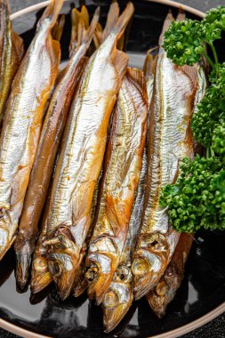 Tütsülenmiş kapelinli balık sprat sebzesi taze lezzetli gurme yemek arka planı masa rustik gıda üst görünümü fotokopi alanı pesseeter diyet