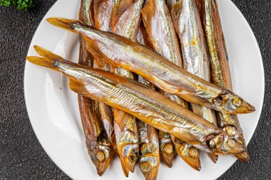 Tütsülenmiş kapelinli balık sprat sebzesi taze lezzetli gurme yemek arka planı masa rustik gıda üst görünümü fotokopi alanı pesseeter diyet