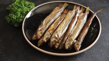 Tütsülenmiş kapelinli balık sprat sebzesi taze lezzetli gurme yemek arka planı masa rustik gıda üst görünümü fotokopi alanı pesseeter diyet
