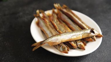 Tütsülenmiş kapelinli balık sprat sebzesi taze lezzetli gurme yemek arka planı masa rustik gıda üst görünümü fotokopi alanı pesseeter diyet