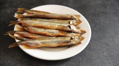 Tütsülenmiş kapelinli balık sprat sebzesi taze lezzetli gurme yemek arka planı masa rustik gıda üst görünümü fotokopi alanı pesseeter diyet