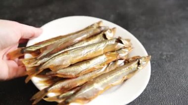 Tütsülenmiş kapelinli balık sprat sebzesi taze lezzetli gurme yemek arka planı masa rustik gıda üst görünümü fotokopi alanı pesseeter diyet