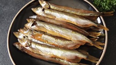 Tütsülenmiş kapelinli balık sprat sebzesi taze lezzetli gurme yemek arka planı masa rustik gıda üst görünümü fotokopi alanı pesseeter diyet