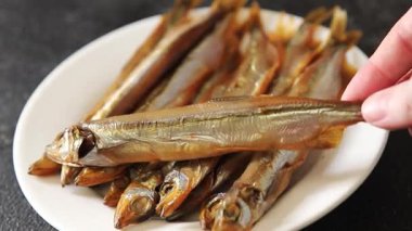 Tütsülenmiş kapelinli balık sprat sebzesi taze lezzetli gurme yemek arka planı masa rustik gıda üst görünümü fotokopi alanı pesseeter diyet