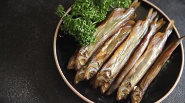 Tütsülenmiş kapelinli balık sprat sebzesi taze lezzetli gurme yemek arka planı masa rustik gıda üst görünümü fotokopi alanı pesseeter diyet
