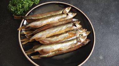 Tütsülenmiş kapelinli balık sprat sebzesi taze lezzetli gurme yemek arka planı masa rustik gıda üst görünümü fotokopi alanı pesseeter diyet