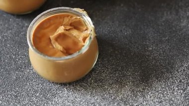 Kahve tatlısı kremalı tatlı sebzeler taze leziz gurme yemek arkaplanı masa rustik yemekler üst görünüm fotokopi alanı.