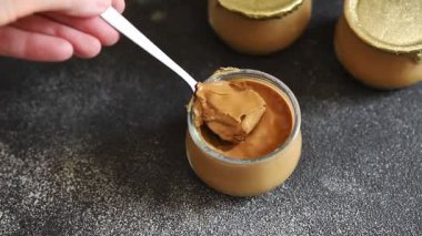 Kahve tatlısı kremalı tatlı sebzeler taze leziz gurme yemek arkaplanı masa rustik yemekler üst görünüm fotokopi alanı.