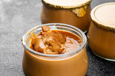 Kahve tatlısı kremalı tatlı sebzeler taze leziz gurme yemek arkaplanı masa rustik yemekler üst görünüm fotokopi alanı.