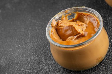 Kahve tatlısı kremalı tatlı sebzeler taze leziz gurme yemek arkaplanı masa rustik yemekler üst görünüm fotokopi alanı.