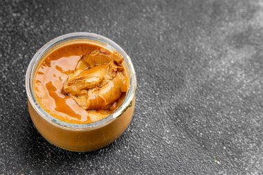 Kahve tatlısı kremalı tatlı sebzeler taze leziz gurme yemek arkaplanı masa rustik yemekler üst görünüm fotokopi alanı.