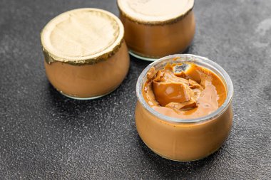 Kahve tatlısı kremalı tatlı sebzeler taze leziz gurme yemek arkaplanı masa rustik yemekler üst görünüm fotokopi alanı.