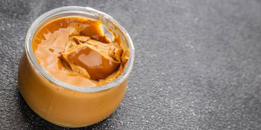 Kahve tatlısı kremalı tatlı sebzeler taze leziz gurme yemek arkaplanı masa rustik yemekler üst görünüm fotokopi alanı.