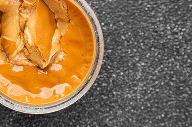 Kahve tatlısı kremalı tatlı sebzeler taze leziz gurme yemek arkaplanı masa rustik yemekler üst görünüm fotokopi alanı.