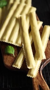 Mantar dolduran mantar, makarna, sebze, lezzetli gurme yemek, masa, kırsal yemek, fotokopi ve vejetaryen yemekleri.