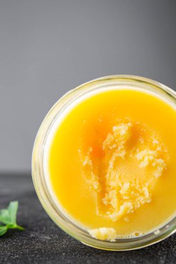Ghee tereyağı ya da tereyağı. Lezzetli gurme yemek arkaplanı. Masanın üstünde.