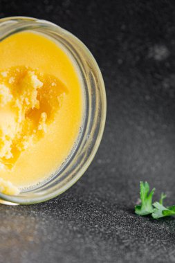 Ghee tereyağı ya da tereyağı. Lezzetli gurme yemek arkaplanı. Masanın üstünde.