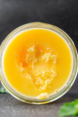 Ghee tereyağı ya da tereyağı. Lezzetli gurme yemek arkaplanı. Masanın üstünde.