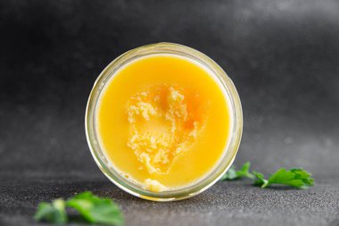 Ghee tereyağı ya da tereyağı. Lezzetli gurme yemek arkaplanı. Masanın üstünde.