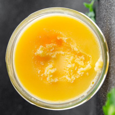 Ghee tereyağı ya da tereyağı. Lezzetli gurme yemek arkaplanı. Masanın üstünde.
