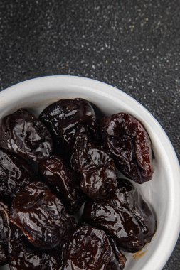 Kurutulmuş kuru erik kurutulmuş erik lezzetli gurme yemek arka planı masaya sade yemek fotokopi alanı keto ve paleo diyet vejetaryen ve vejetaryen gıda